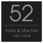 Zwart naambord met rvs-look 30 x 30 cm